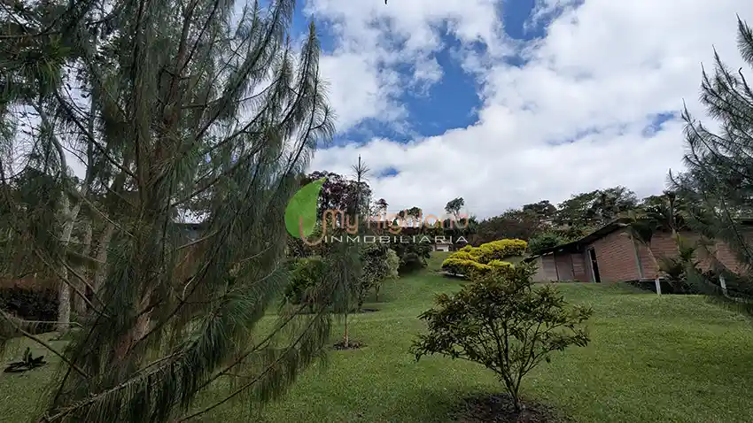 Casa Campestre de 3.318 m2 Con Dos Construcciones