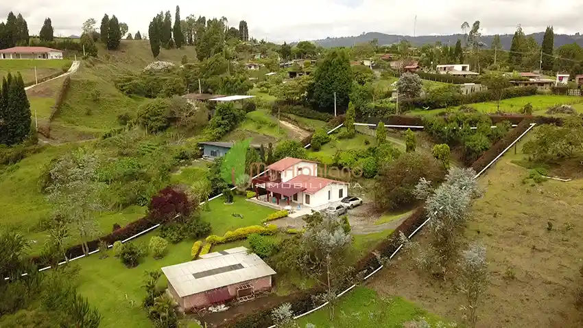 Casa Campestre de 3.318 m2 Con Dos Construcciones