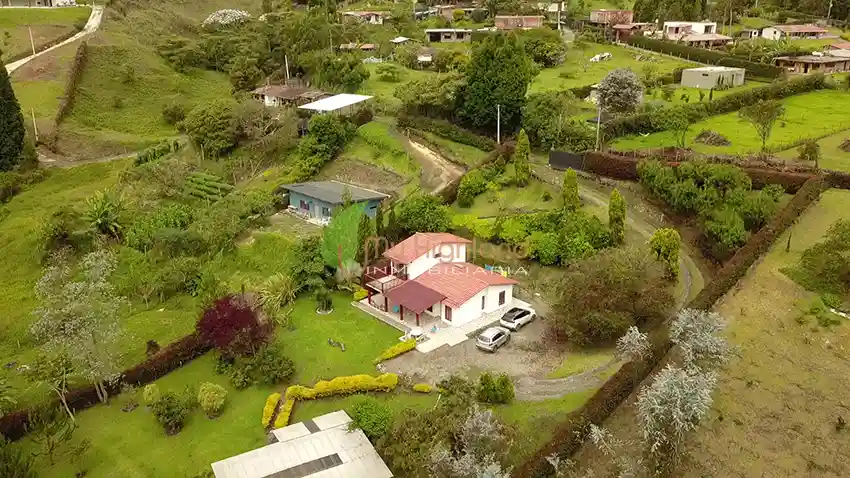 Casa Campestre de 3.318 m2 Con Dos Construcciones