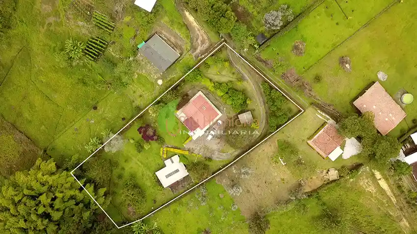 Casa Campestre de 3.318 m2 Con Dos Construcciones