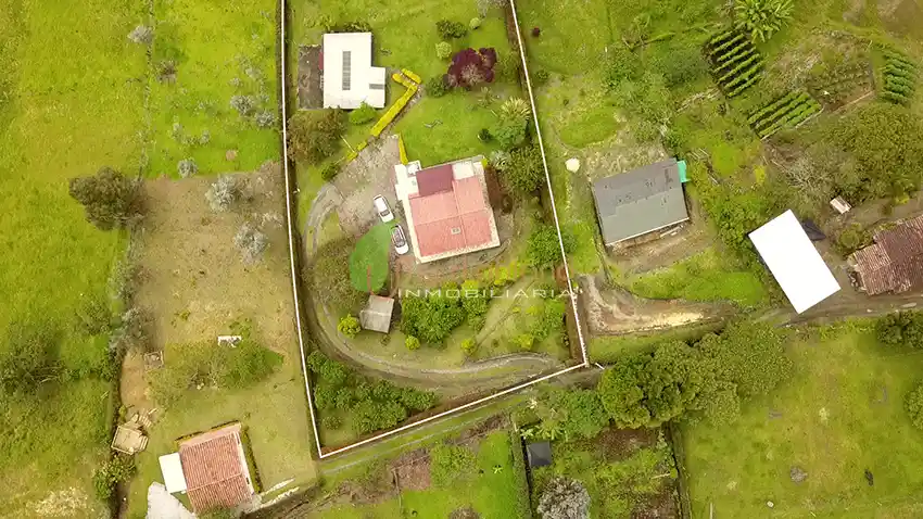 Casa Campestre de 3.318 m2 Con Dos Construcciones