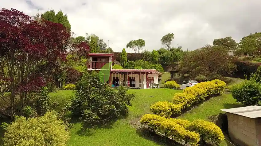 Casa Campestre de 3.318 m2 Con Dos Construcciones