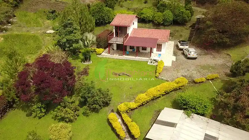Casa Campestre de 3.318 m2 Con Dos Construcciones