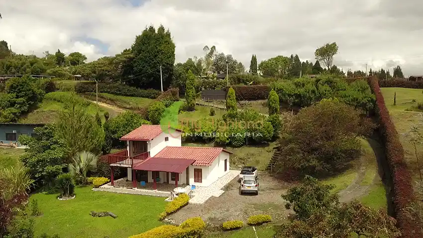 Casa Campestre de 3.318 m2 Con Dos Construcciones