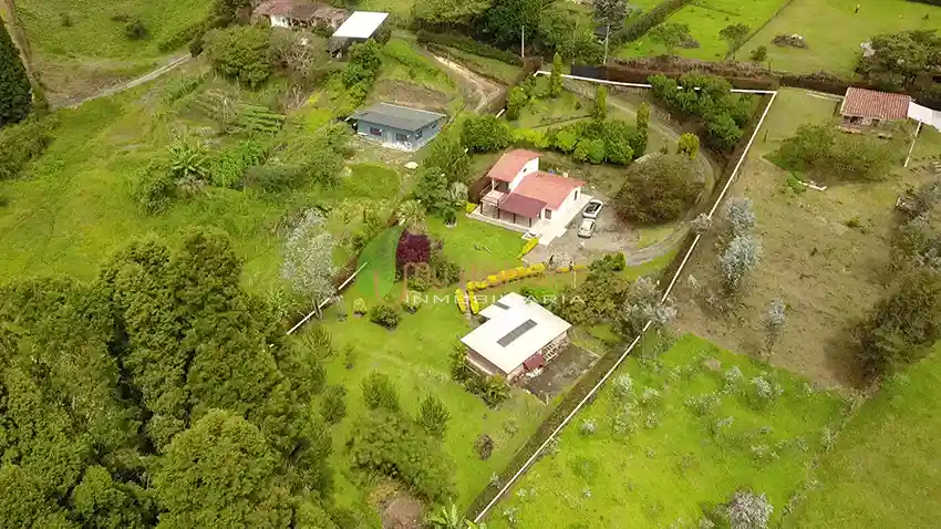 Casa Campestre de 3.318 m2 Con Dos Construcciones
