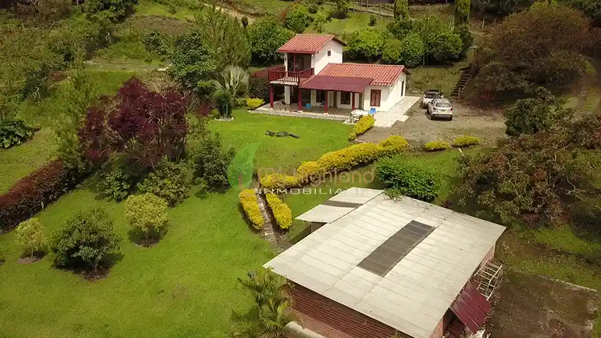 Casa Campestre de 3.318 m2 Con Dos Construcciones