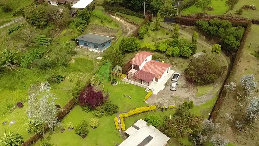 Casa Campestre de 3.318 m2 Con Dos Construcciones