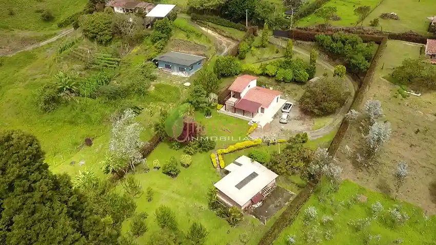 Casa Campestre de 3.318 m2 Con Dos Construcciones