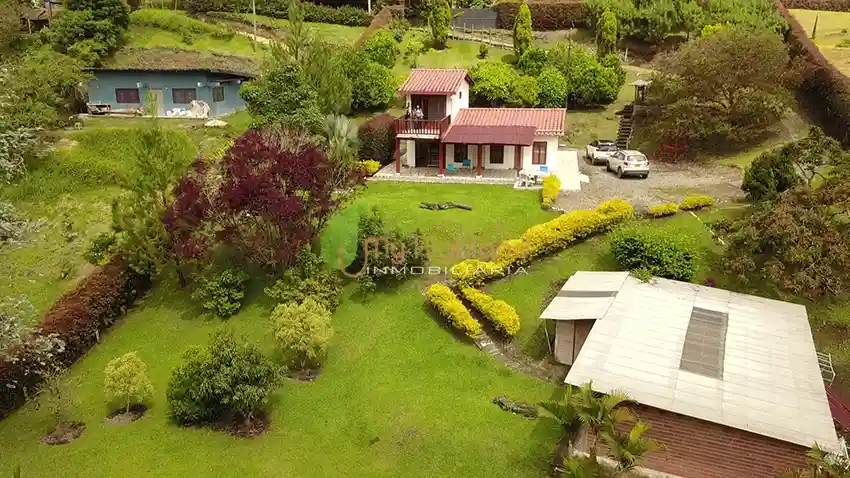 Casa Campestre de 3.318 m2 Con Dos Construcciones