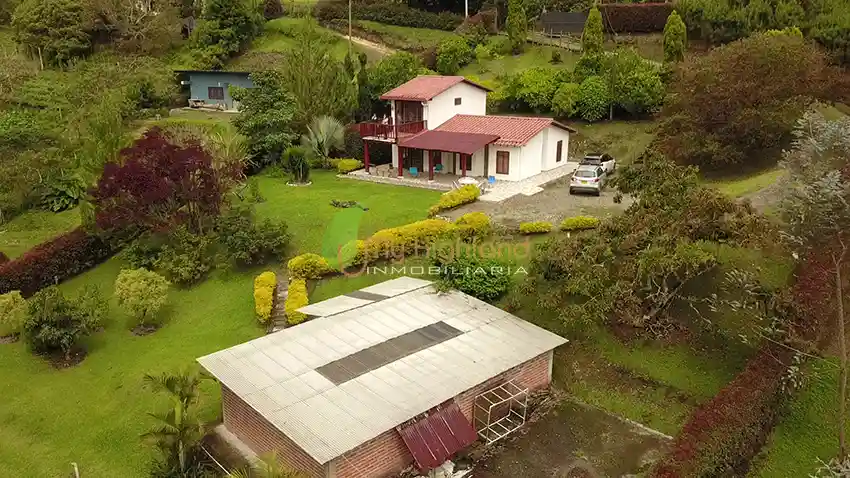 Casa Campestre de 3.318 m2 Con Dos Construcciones