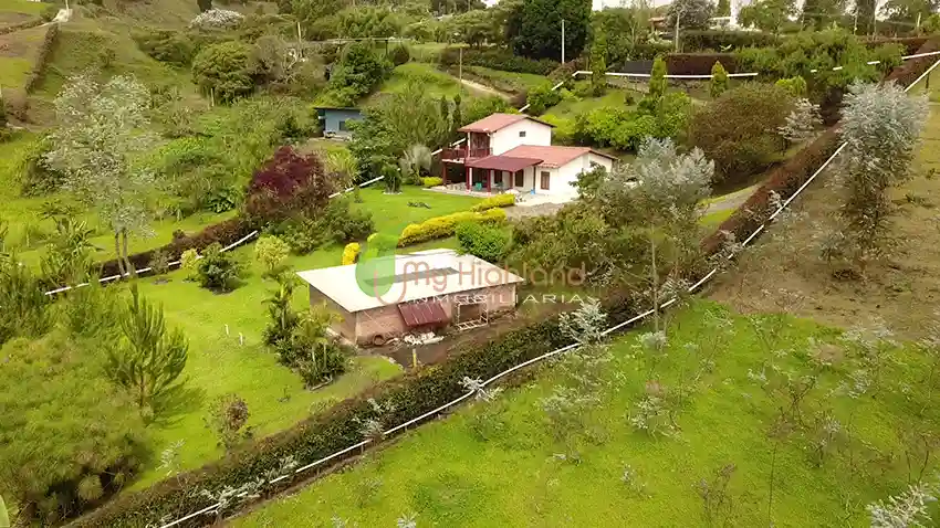Casa Campestre de 3.318 m2 Con Dos Construcciones
