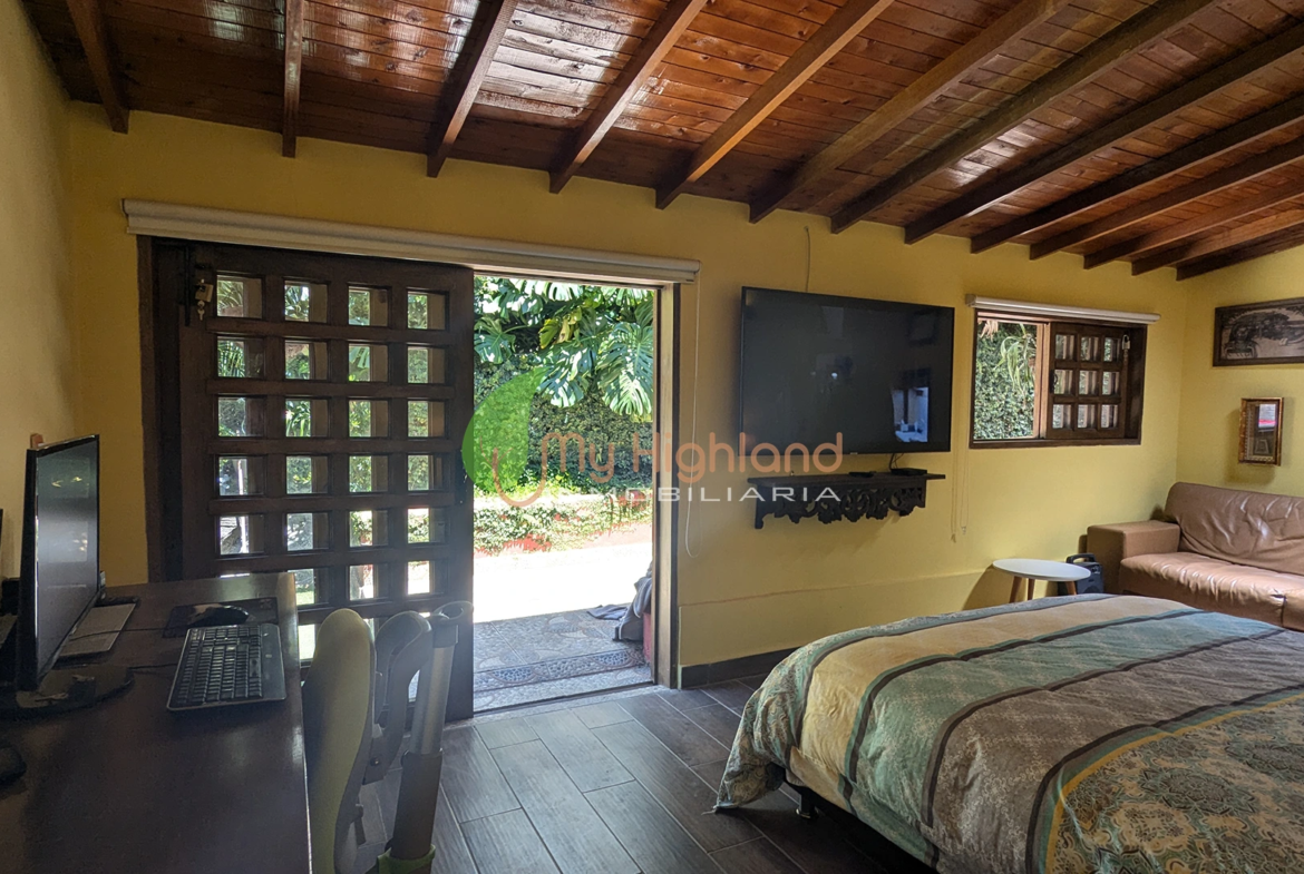 Finca de 2.200 m2 con 2 construcciones Manpuesto