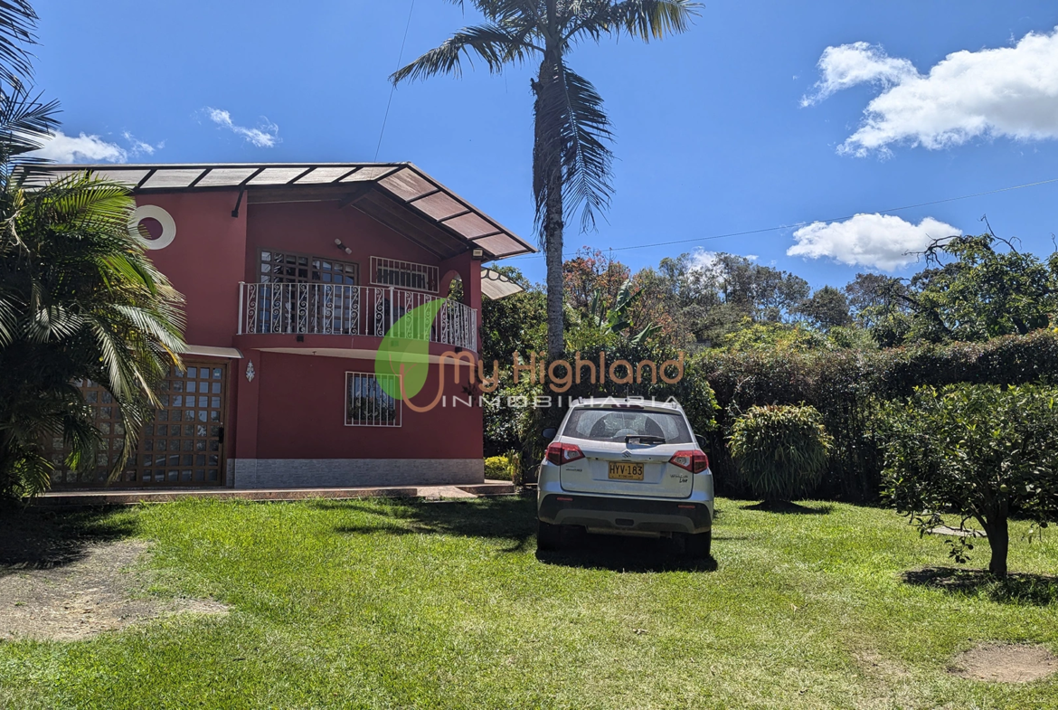 Finca de 2.200 m2 con 2 construcciones Manpuesto