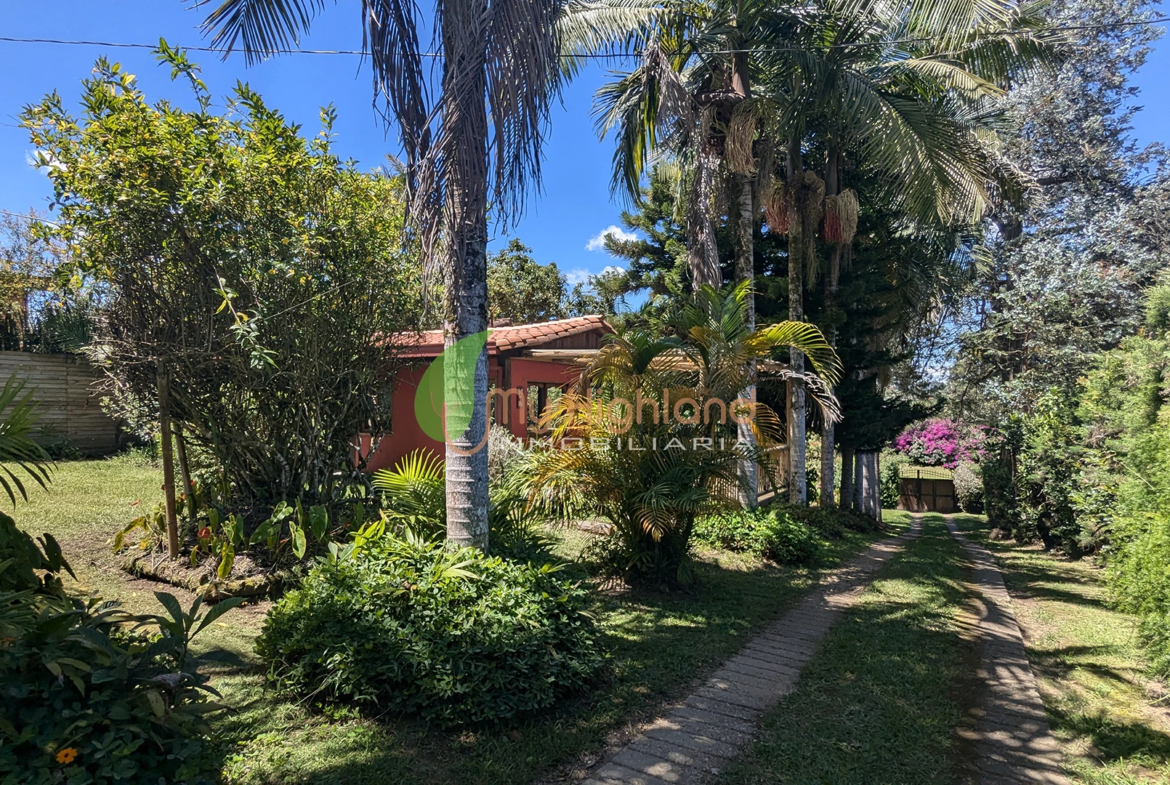 Finca de 2.200 m2 con 2 construcciones Manpuesto