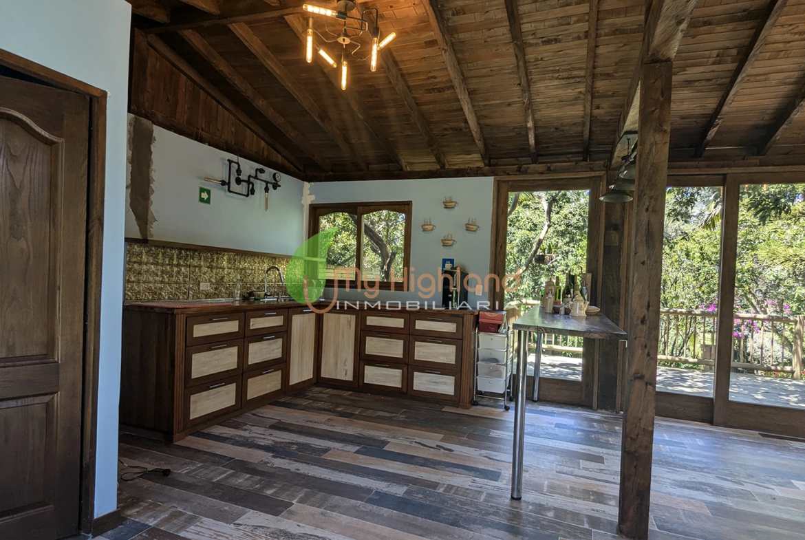 Finca de 2.200 m2 con 2 construcciones Manpuesto