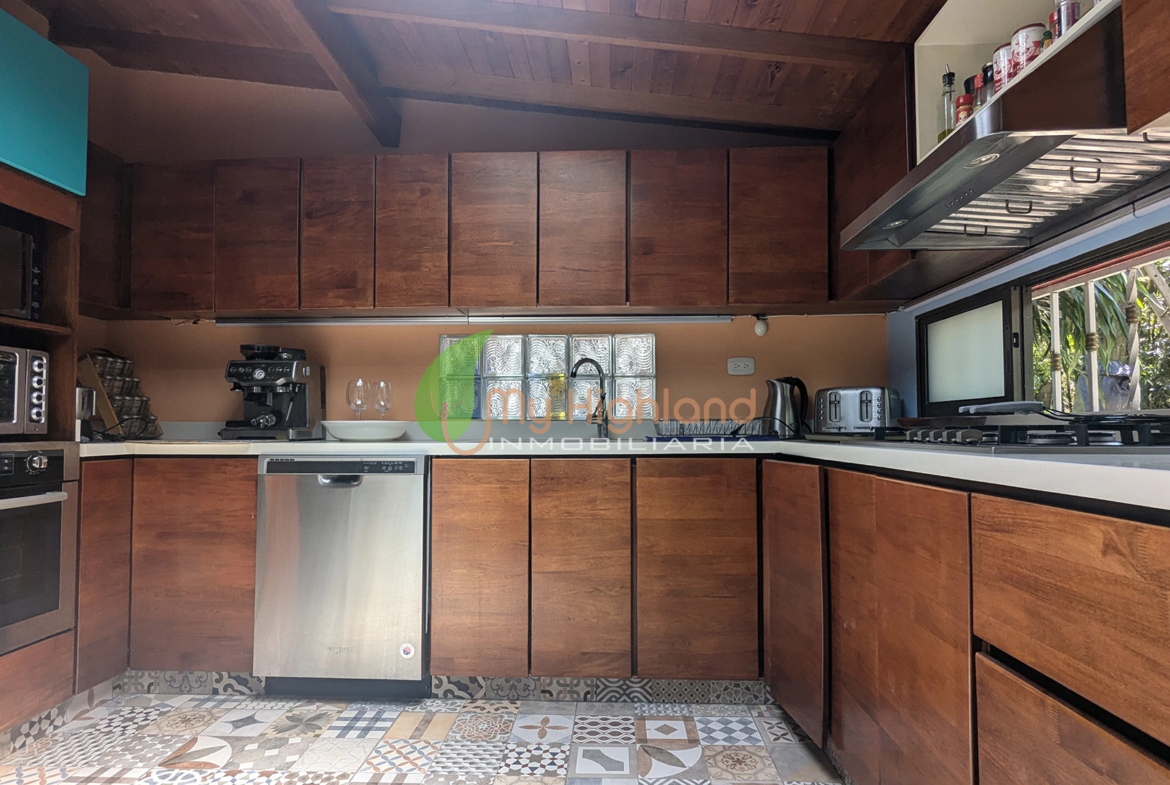 Finca de 2.200 m2 con 2 construcciones Manpuesto