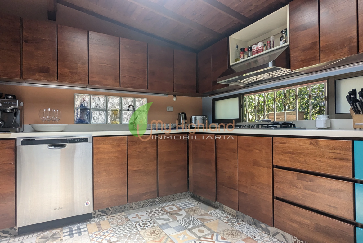 Finca de 2.200 m2 con 2 construcciones Manpuesto