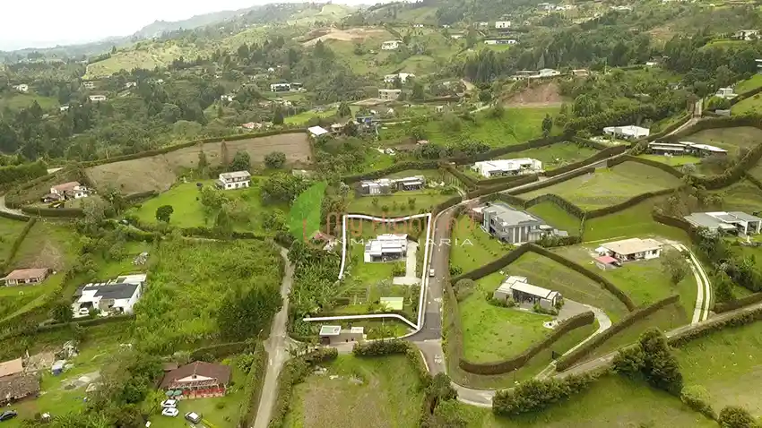 Casa Campestre 2.500 m² en Parcelación Sector Aeropuerto
